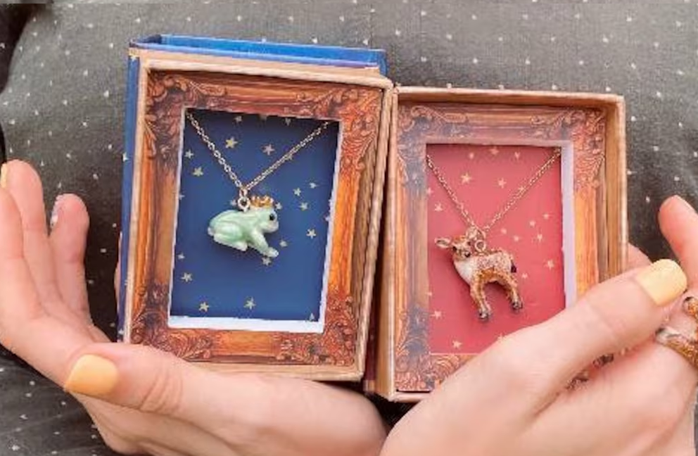
            
                Load image into Gallery viewer, Flying Pig Necklace
            
        